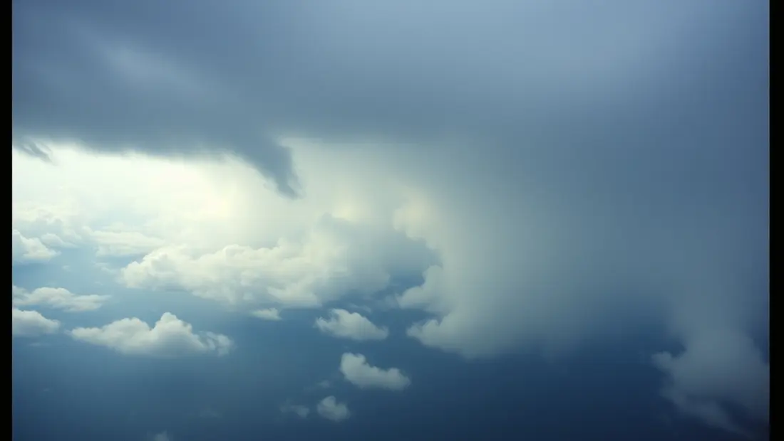 Archipélago canario con nubes oscuras y vientos fuertes