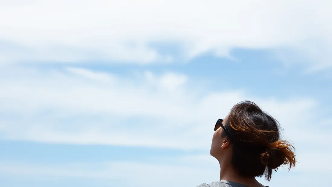 Persona observando el cielo nublado.