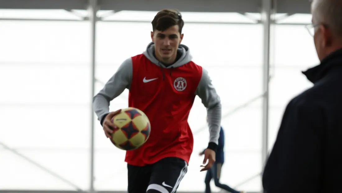 Entraîneur avec un jeune joueur de football