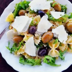 Transforma tus ensaladas de verano en platos dignos de un banquete.