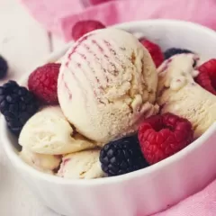 8 deliciosas opciones de helados veganos para disfrutar en casa.