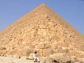 Descubre la fascinante construcción de las pirámides de Egipto en su estado original