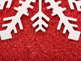 Crea tu decoración navideña con nieve artificial y accesorios de pintura