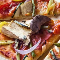 Prepara en casa una pizza vegana saludable y deliciosa.
