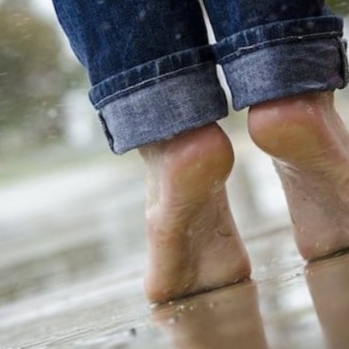 Caminar descalzos previene los desequilibrios eléctricos